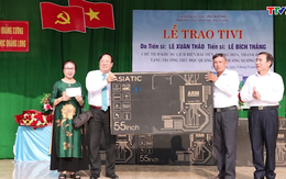 Gia đình Tiến sỹ Lê Xuân Thảo tặng quà cho một số nhà trường nhân năm học mới