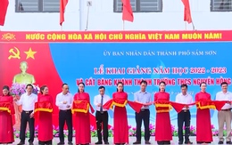 Phó Bí thư Thường trực Tỉnh uỷ Lại Thế Nguyên dự khai giảng và cắt băng khánh thành Trường THCS Nguyễn Hồng Lễ