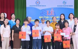 Trao kinh phí đỡ đầu trẻ mồ côi huyện Quảng Xương