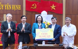 Đại biểu Quốc hội tỉnh Thanh Hoá tặng quà cho người nghèo