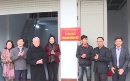 Bàn giao tiền hỗ trợ làm nhà ở cho các hộ giáo dân huyện Thọ Xuân