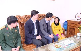 Lãnh đạo tỉnh kiểm tra sản xuất, tặng quà gia đình chính sách trên địa bàn huyện Cẩm Thủy