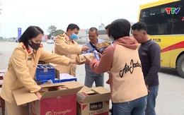CSGT Thanh Hoá lập chốt đón, hướng dẫn người dân về quê ăn Tết