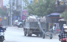 Mất an toàn giao thông từ hành vi chở hàng cồng kềnh