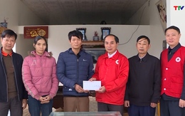 Bàn giao tiền hỗ trợ làm nhà
