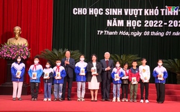 Quỹ khuyến học khuyến tài Nguyễn Đan Quế trao tài trợ cho học sinh vượt khó tỉnh Thanh Hóa năm học 2022-2023
