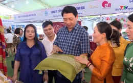 Phó Chủ tịch UBND tỉnh Lê Đức Giang tham quan Khu trưng bày gian hàng Ngày phụ nữ sáng tạo - khởi nghiệp 2023