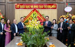 Phó Bí thư Tỉnh ủy Trịnh Tuấn Sinh chúc mừng ngày Nhà giáo Việt Nam
