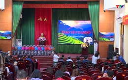 Chi hội báo chí Trung ương tại Thanh Hóa trao quà cho học sinh  huyện Bá Thước