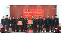 Trao 50 tấn xi măng và 2 tấn gạo hỗ trợ Bộ Chỉ huy Quân sự tỉnh Hủa Phăn, Lào