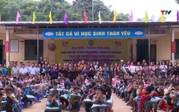 Chùa Long Nhương trao quà cho học sinh trường Tiểu học Tam Thanh, huyện Quan Sơn
