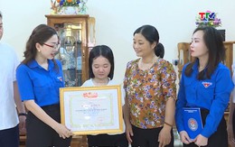 Trao tặng bằng khen của Hội Liên hiệp Thanh niên Việt Nam cho "cô giáo không tay" Lê Thị Thắm