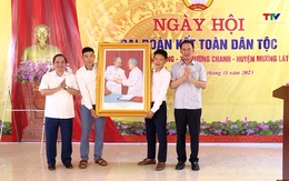 Đồng chí Trịnh Tuấn Sinh, Phó Bí thư Tỉnh ủy dự Ngày hội Đại đoàn kết toàn dân tộc tại huyện Mường Lát