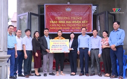 Trao tiền hỗ trợ xây dựng nhà Đại đoàn kết cho 4 hộ nghèo huyện Thiệu Hóa