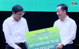 Vietcombank trao tặng máy tính và ủng hộ Quỹ khuyến học huyện Quảng Xương