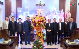 Giám đốc Công an tỉnh Thanh Hoá chúc mừng các chức sắc Tòa Giám mục Thanh Hóa nhân dịp Lễ Giáng sinh