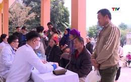 Khám bệnh, cấp phát thuốc miễn phí và tư vấn sức khoẻ cho người dân xã Tam Chung, huyện Mường Lát
