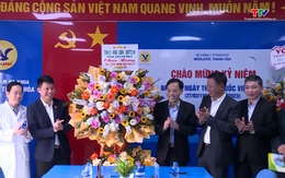 Phó Chủ tịch UBND tỉnh Đầu Thanh Tùng chúc mừng
ngày Thầy thuốc Việt Nam
