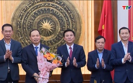 Ban Thường vụ Tỉnh ủy trao Huy hiệu 30 năm tuổi Đảng cho đồng chí Trịnh Văn Chiến