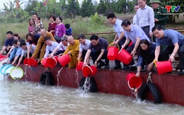 Thả cá giống tái tạo nguồn lợi thủy sản