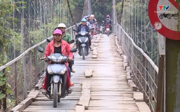 Cầu treo bản Hậu, xã Tam Lư, huyện Quan Sơn xuống cấp nghiêm trọng