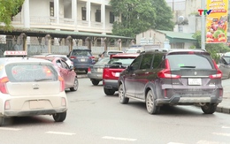 Tình trạng ô tô đậu sát các góc cua rẽ gây mất an toàn giao thông
