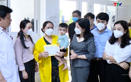 Đồng chí Phạm Thị Thanh Thủy thăm hỏi, động viên gia đình có người bị thiệt mạng do hỏa hoạn