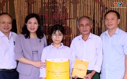 Đồng chí Phạm Thị Thanh Thủy tặng quà cho người khuyết tật và trẻ mồ côi