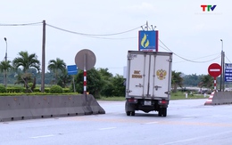 Nhiều ô tô vi phạm quay đầu xe tại điểm đen tai nạn giao thông ở Thanh Hóa