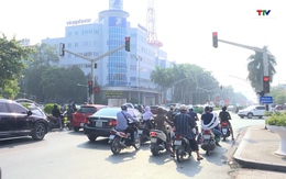 Biển báo hiệu đèn đỏ cho phép các phương tiện được rẽ phải tại thành phố Thanh Hoá không phát huy hiệu lực