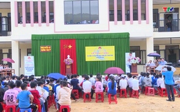 Trao tặng học bổng và bàn ghế học sinh cho trường THCS Thanh Phong