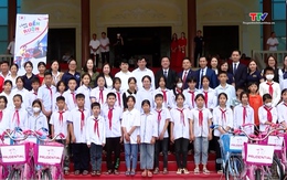 Chương  trình "Cùng em tới trường" tặng xe đạp cho học sinh Thanh Hóa