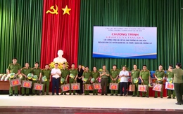 Câu lạc bộ Tướng lĩnh sĩ quan Công an đồng hương Thanh Hóa tại Hà Nội trao quà tại Thanh Hoá