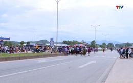 Chợ cóc, chợ tạm trên Quốc lộ 47, đoạn qua xã Xuân Phú, huyện Thọ Xuân gây mất an toàn giao thông
