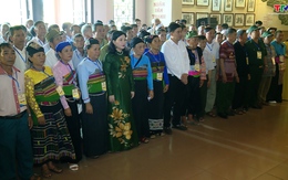 Đoàn đại biểu người có uy tín tiêu biểu trong đồng bào dân tộc thiểu số tỉnh Thanh Hóa dâng hương tại Khu văn hóa tưởng niệm Chủ tịch Hồ Chí Minh