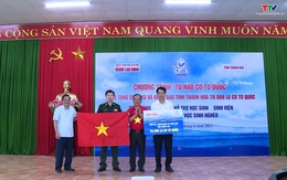 Báo Người lao động trao tặng 20.000 lá cờ Tổ quốc cho tỉnh Thanh Hóa