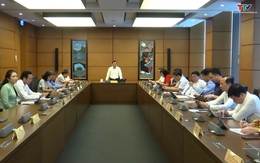 Đại biểu Quốc hội thảo luận ở tổ về các dự án luật