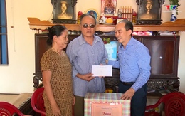 Phó Chủ tịch Thường trực Hội đồng Nhân dân tỉnh Lê Tiến Lam viếng nghĩa trang liệt sỹ và thăm, tặng quà gia đình chính sách tại huyện Hoằng Hoá