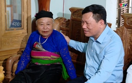 Phó Chủ tịch Thường trực Uỷ ban Nhân dân tỉnh Nguyễn Văn Thi viếng nghĩa trang liệt sỹ, thăm và tặng quà gia đình chính sách