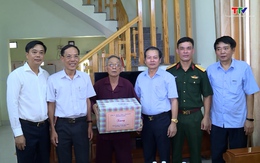 Phó Chủ tịch Uỷ ban Nhân dân tỉnh Đầu Thanh Tùng viếng nghĩa trang liệt sỹ, thăm hỏi và tặng quà người có công tại thành phố Sầm Sơn