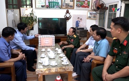 Trưởng Ban Nội chính Tỉnh uỷ Nguyễn Ngọc Tiến viếng nghĩa trang liệt sĩ và thăm, tặng quà gia đình thương binh tại huyện Mường Lát