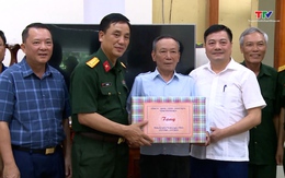 Chỉ huy trưởng Bộ chỉ huy quân sự tỉnh Lê Văn Diện viếng nghĩa trang liệt sỹ và thăm, tặng quà các gia đình chính sách tại huyện Như Thanh