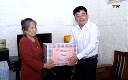 Trưởng Ban Quản lý Khu Kinh tế Nghi Sơn và các Khu công nghiệp tỉnh viếng nghĩa trang liệt sĩ, thăm, tặng quà gia đình chính sách tại thị xã Bỉm Sơn