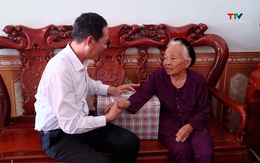 Phó Bí thư Tỉnh ủy Trịnh Tuấn Sinh thăm tặng quà các gia đình chính sách huyện Nga Sơn