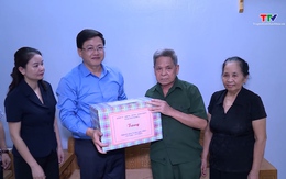 Phó Chủ tịch Ủy ban nhân dân tỉnh Mai Xuân Liêm viếng các anh hùng liệt sĩ tại huyện Quan Hóa