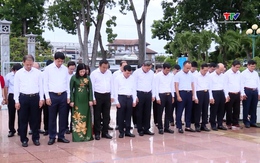 Đồng chí Phó Bí thư Thường trực Tỉnh ủy Lại Thế Nguyên viếng nghĩa trang liệt sỹ tại tỉnh Tây Ninh