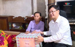 Phó Chủ tịch Ủy ban Nhân dân tỉnh Mai Xuân Liêm thăm, tặng quà gia đình chính sách huyện Thọ Xuân