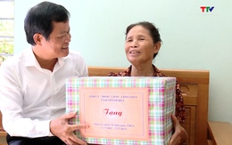 Đồng chí Phó Chủ tịch HĐND tỉnh dâng hương và thăm, tặng quà các gia đình chính sách tại huyện Đông Sơn