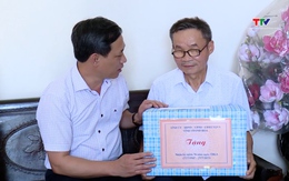 Phó trưởng đoàn Đại biểu Quốc hội tỉnh Thanh Hóa viếng nghĩa trang liệt sỹ và thăm, tặng quà người có công tại huyện Hà Trung