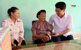Trưởng ban Tuyên giáo Tỉnh uỷ Đào Xuân Yên dâng hương thăm và tặng quà các gia đình chính sách tại huyện Nông Cống
